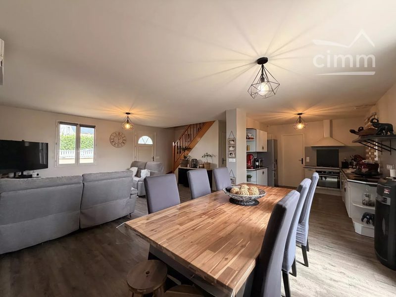VEUZAIN-SUR-LOIRE — 6-room house of 120 m²