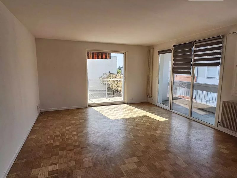 BEL APPARTEMENT AVEC GRANDE TERRASSE ET PARKING