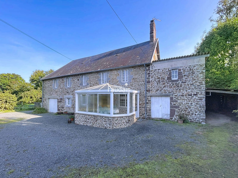 Stone house of 128m² with outbuilding, garage, and garden.