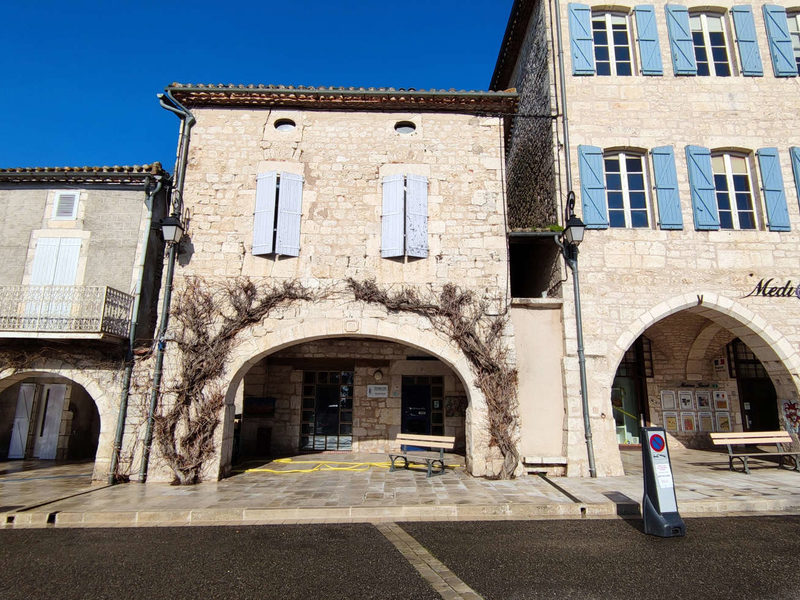 Idéal investisseur, maison de village en pierre en plein cœur