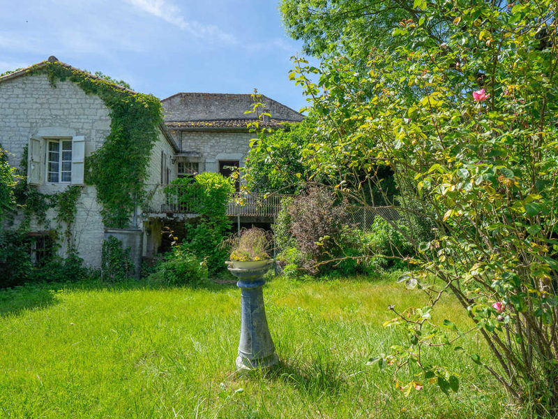 Maison de hameau à restaurer avec terrasse, caves et jardin