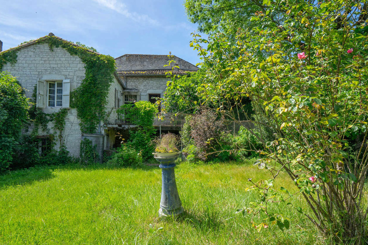 Maison de hameau à restaurer avec terrasse, caves et jardin