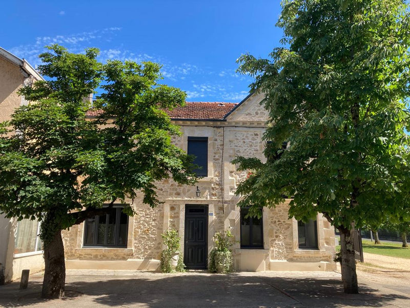 Come discover this pleasant house made of local stone with