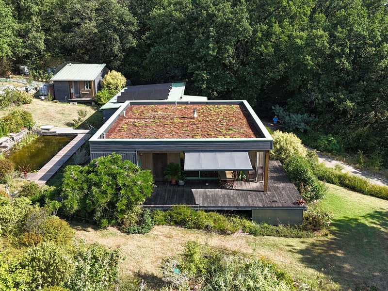Bioclimatisch huis met houtskelet, met vakantiehuis en natuurlijke zwembad