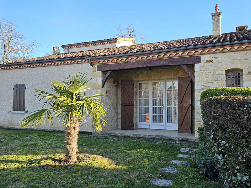 Belle villa en pierre au bord de la rivière