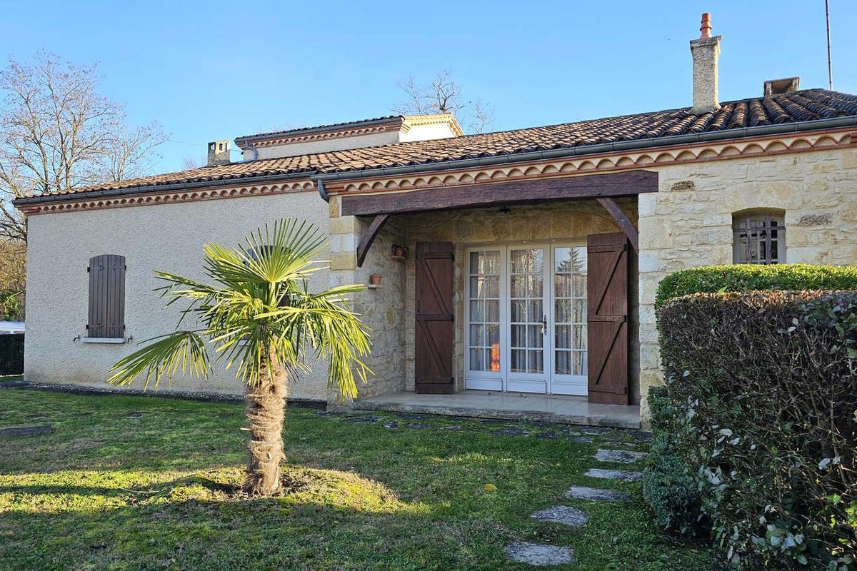 Belle villa en pierre au bord de la rivière