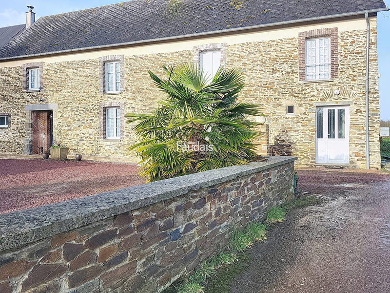CORPS DE FERME ENTRE COUTANCES ET SAINT-LO