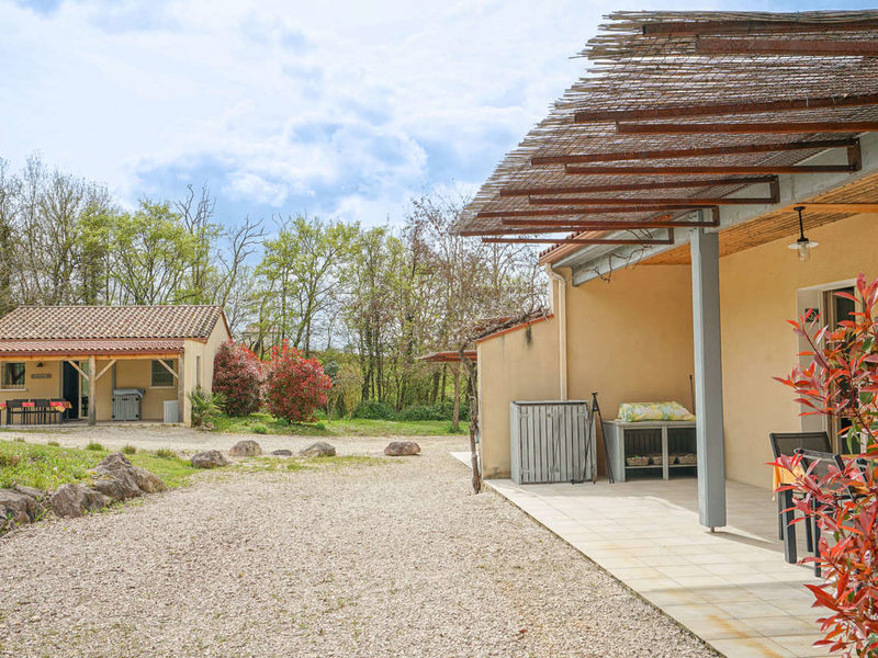 Set van 4 vakantiewoningen met zwembad, ideaal voor een toeristisch project