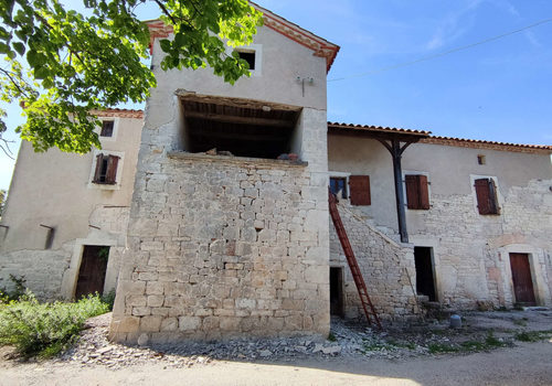 Propriété comprenant une maison à ossature bois, une maison