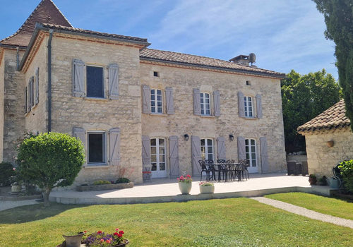 Elegant Quercy property with dovecote and swimming pool