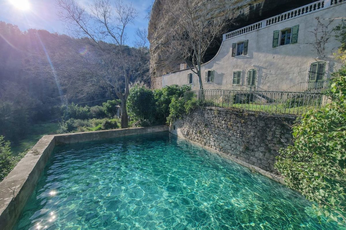 Manor house to renovate on 7000m2 of grounds