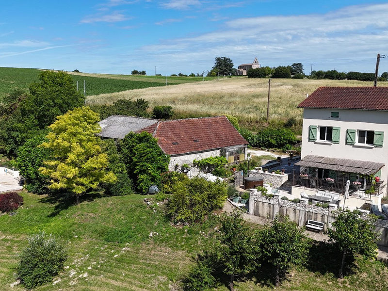 Landhuis met zwembad, schuur en vakantiehuisje