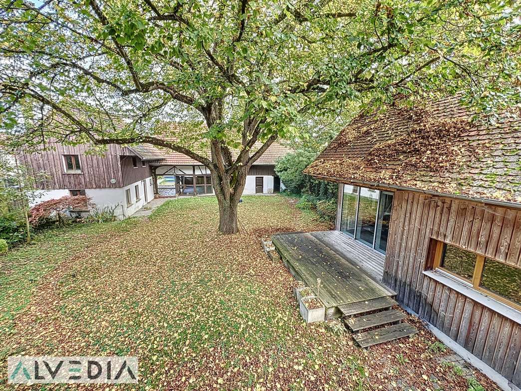 Maison de caractère avec piscine, dépendance et grange