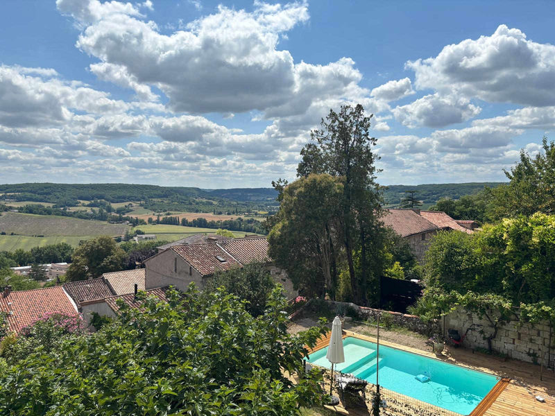 Maison de village de caractère avec jardin, piscine et vue p