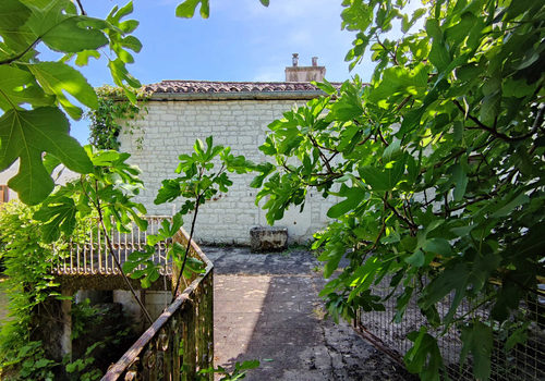 Maison de hameau à restaurer avec terrasse, caves et jardin