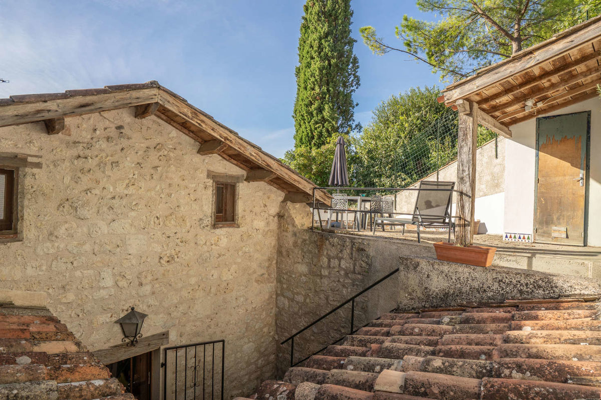 Charming house in the heart of the village, with patio, terrace and more