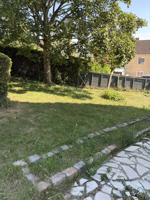 Semi-detached pavilion with 3 bedrooms, garage, garden, and basement