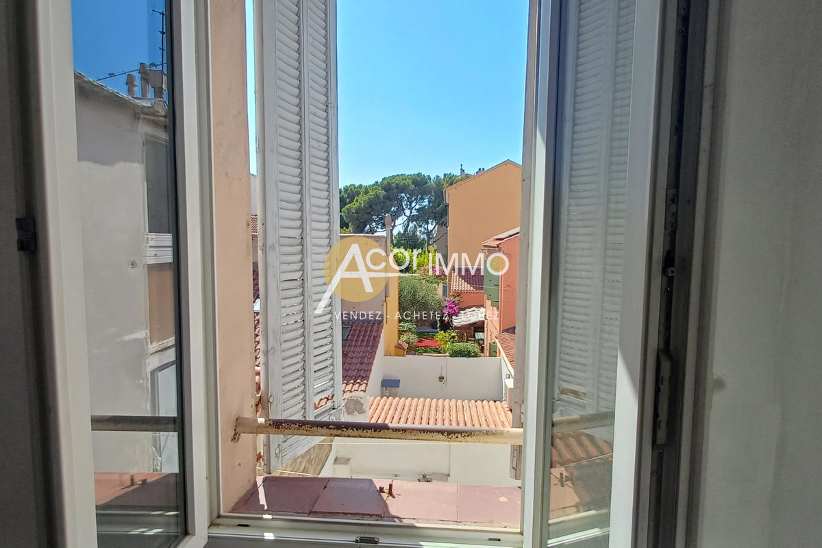TOULON CLARET NEIGHBORHOOD APARTMENT T3 TOP FLOOR IN