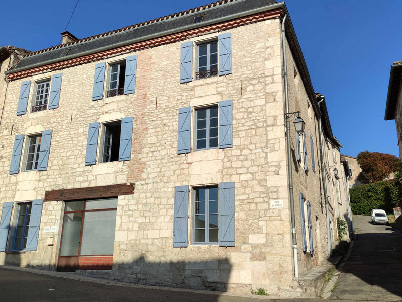 Village house on 4 levels with a professional space