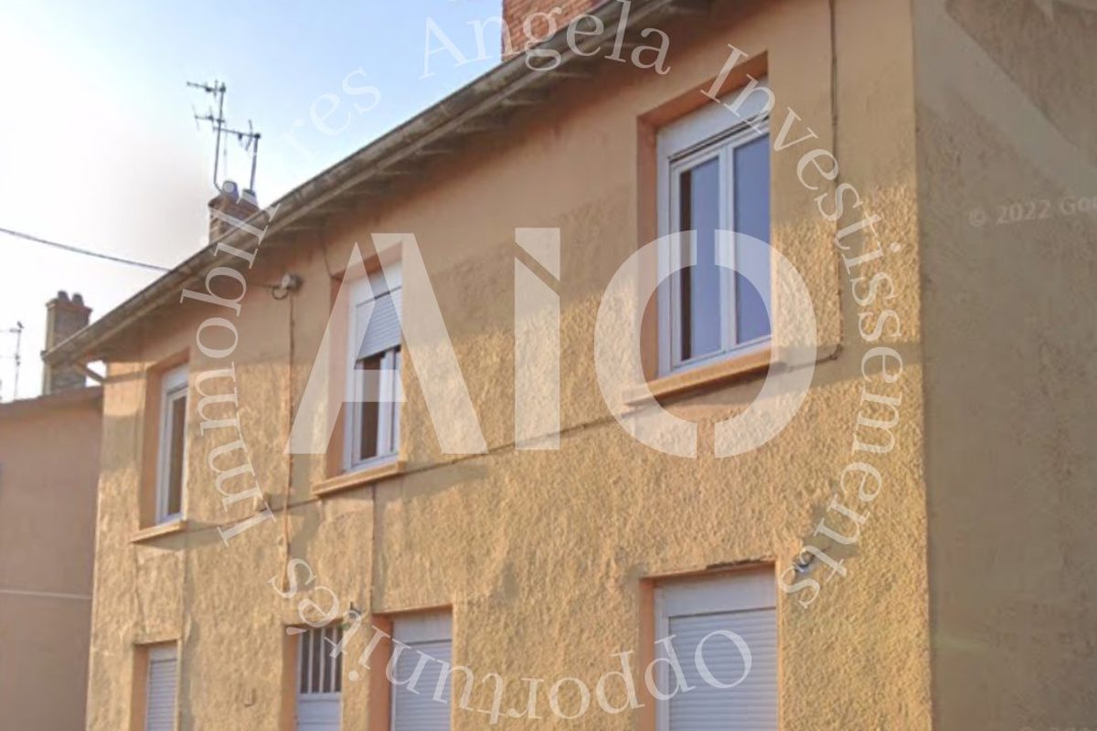 À vendre 2 immeubles en R+1 d'une surface de 335 m² et un terrain.