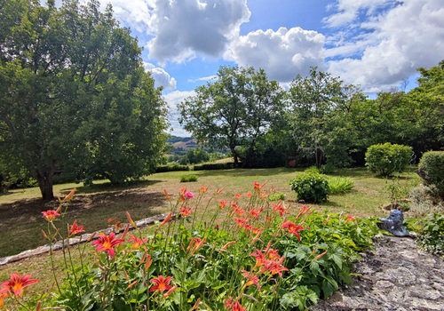 Village house with a magnificent view and a beautiful park ar