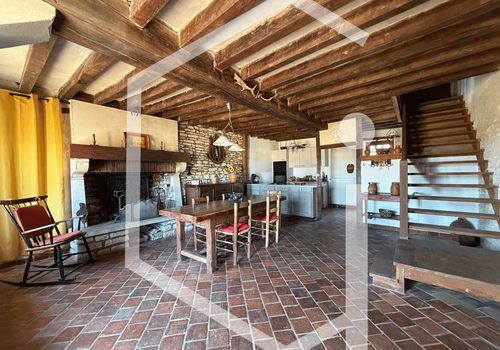 Charmant huis met bijgebouwen en omheind terrein