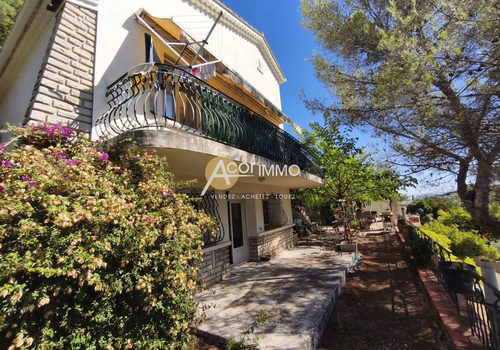 Family house with two dwellings - unobstructed view - land