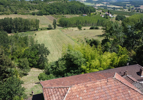 Joli corps de ferme avec dépendances et un terrain d'environ 6,4 hectares.