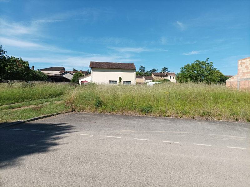 Mooi bouwterrein met alle nutsvoorzieningen en aangesloten op het riool