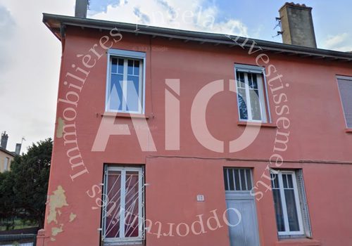 À vendre 2 immeubles en R+1 d'une surface de 335 m² et un terrain.