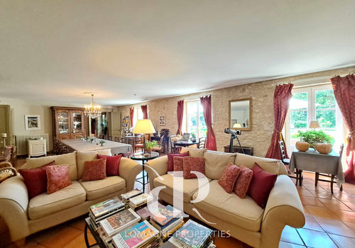 Elegant 18th-Century Manor with Towers in the Heart of Gasco