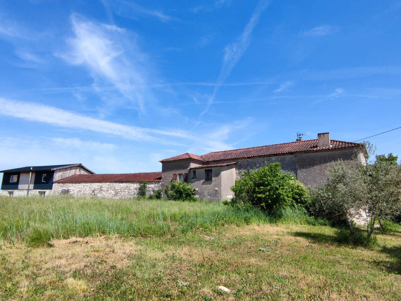 Propriété comprenant une maison à ossature bois, une maison