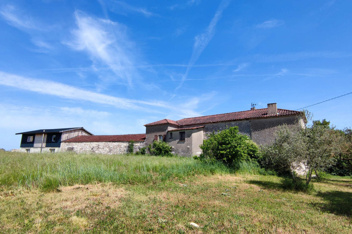 Propriété comprenant une maison à ossature bois, une maison