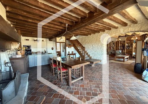 Charmant huis met bijgebouwen en omheind terrein