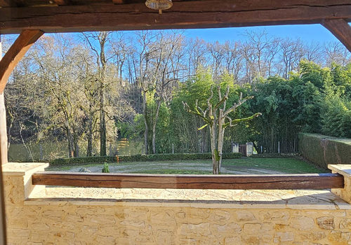 Belle villa en pierre au bord de la rivière