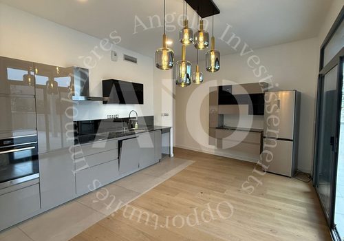 APPARTEMENT VAN 121M2 OP DE BOVENSTE VERDIEPING MET TERRAS EN 3 GARAGES
