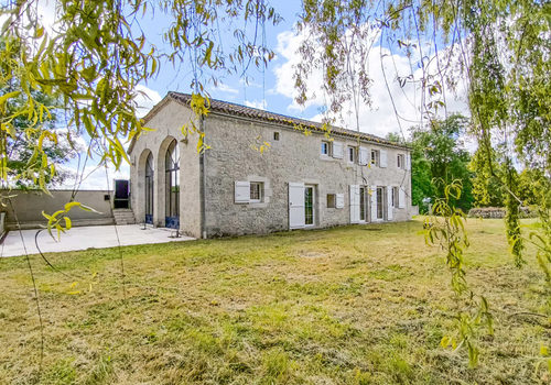 Magnifique propriété en pierre avec une superbe grange rénovée