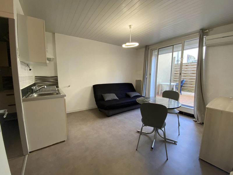GESTOOKTE STUDIO MET KLEIN TERRAS IN HET CENTRUM VAN CASTEL