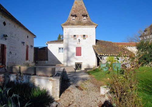 Country house with cottage, swimming pool and barn