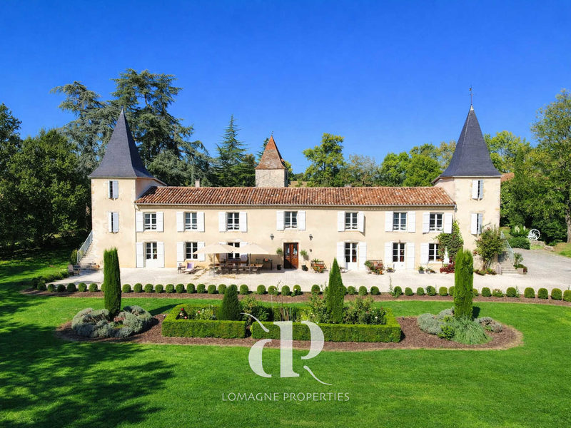 Élégant manoir du XVIIIe siècle avec tours au cœur de la Ga
