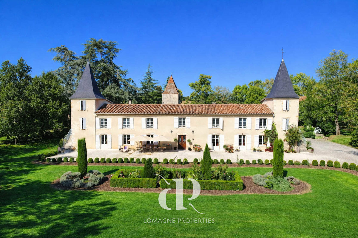 Elegant 18th-Century Manor with Towers in the Heart of Gasco