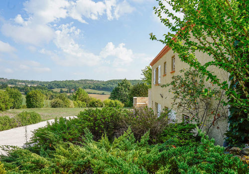 Beautiful contemporary house with pool, large plot and countryside views