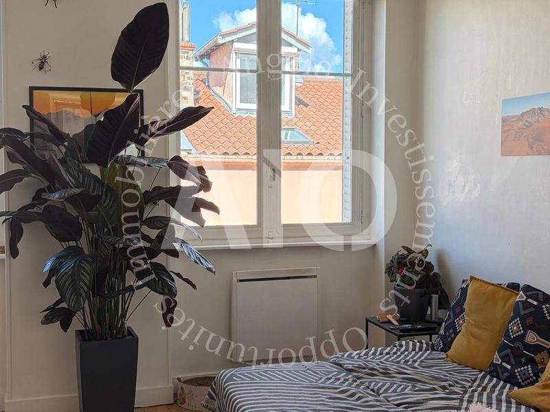 Groot en licht T3-appartement van 63m2 gelegen aan de Rue de Nuits in L