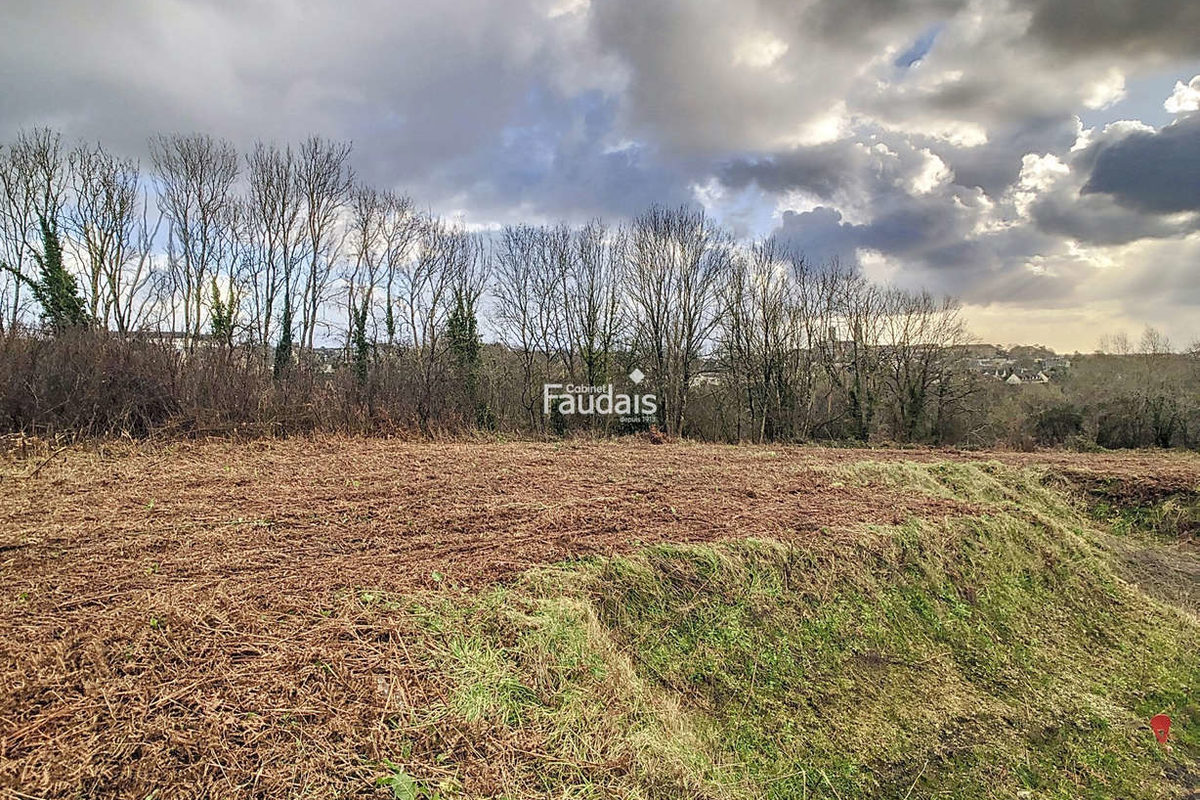 Coutances, building plot of 754 m² with open view, serviced