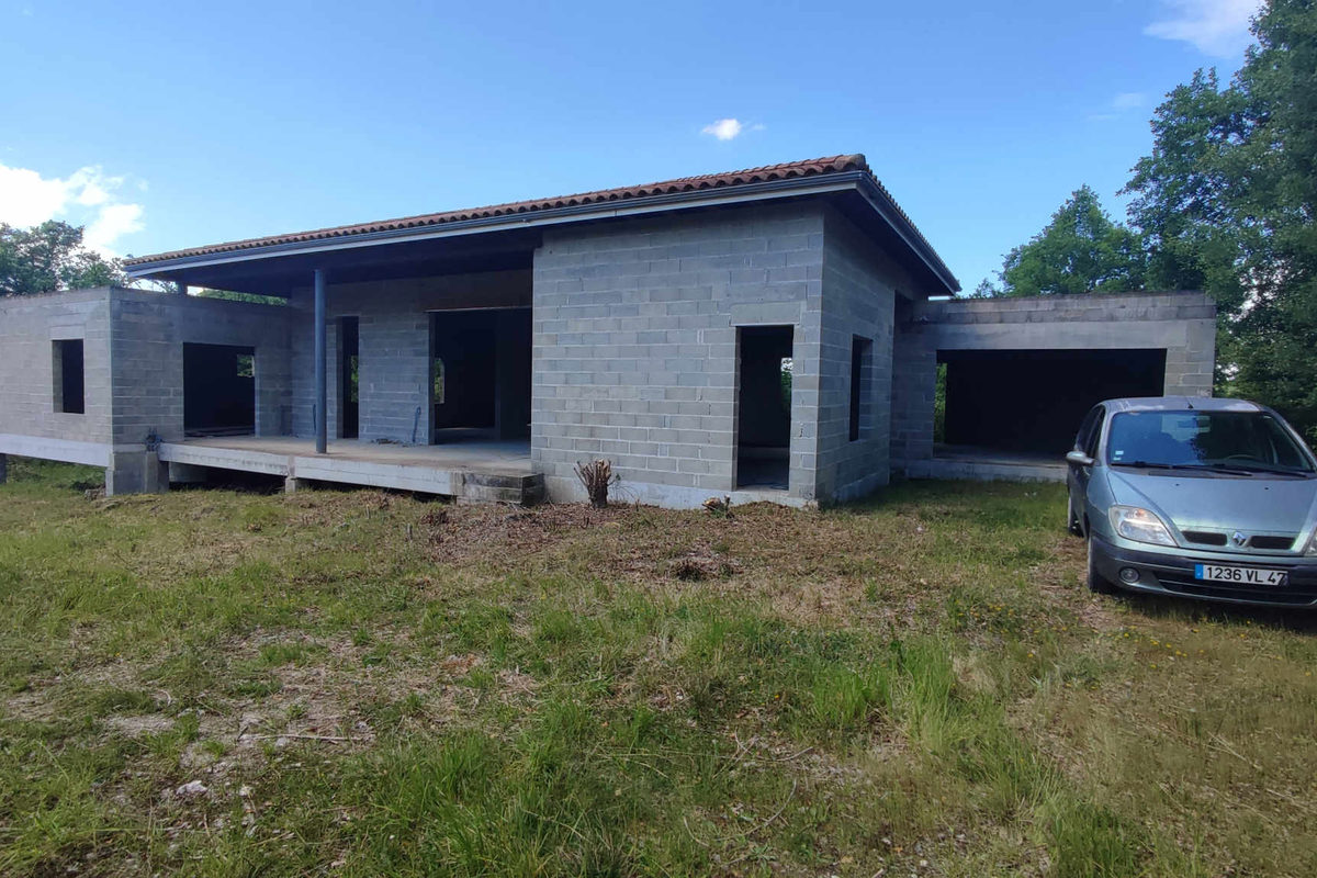 House under construction, located on a plot of over 7,000 m2