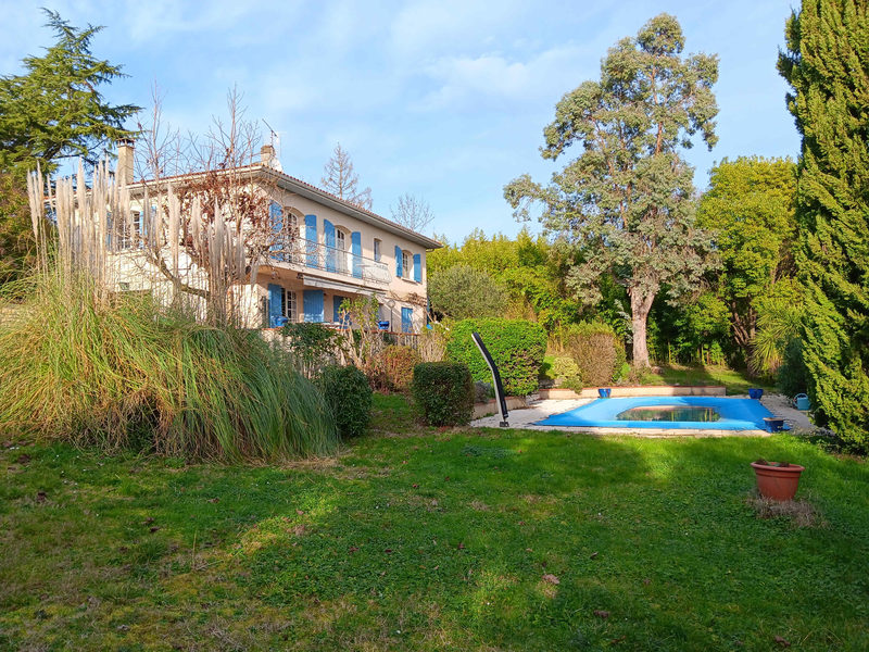 Villa, parc et piscine
