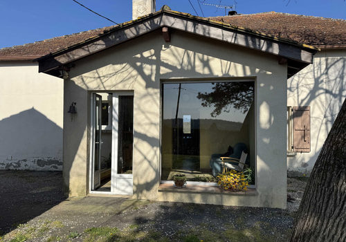 A property comprising a house and 5 outbuildings on a plot o
