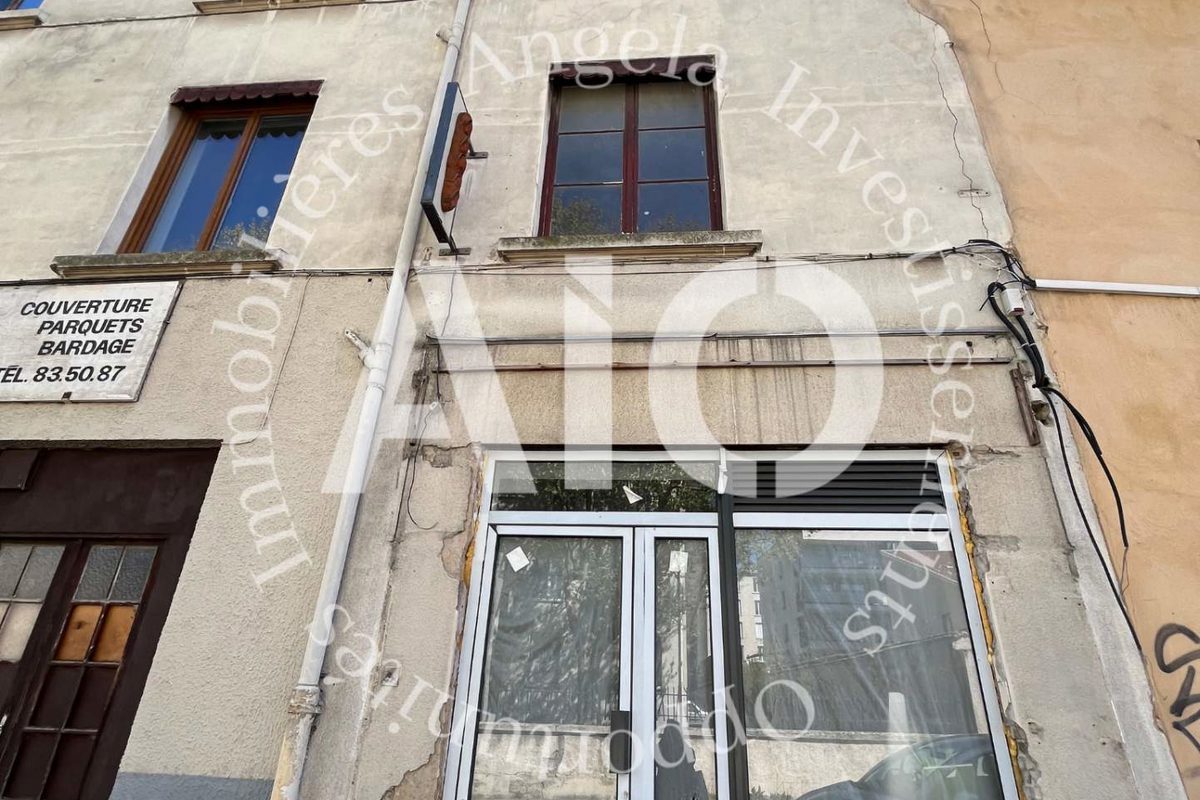 Commercial Walls for Sale on Rue du Bourbonnais in Vaise 33.40