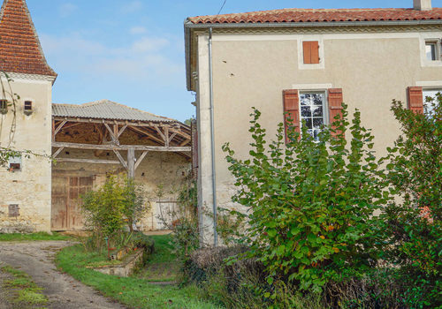 Restored stone ensemble on 2 hectares of land with no neighb