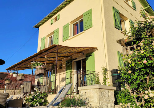 Jolie propriété avec une maison rénovée avec goût, une grange